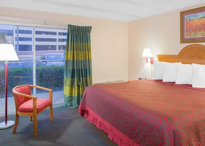 Days By Wyndham Center Tallahassee
