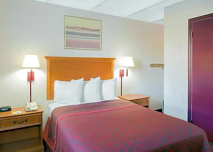 Days By Wyndham Center Hotel